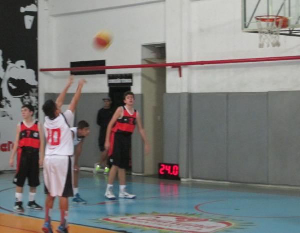 Thiago Lucas cobra e converte lance livre