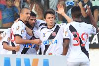 Jogadores comemoram gol de Douglas Silva