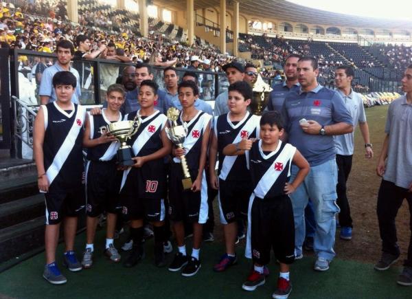 Equipes pr-mirim e adulta do Vasco posam para foto antes da volta olmpica em So Janurio.