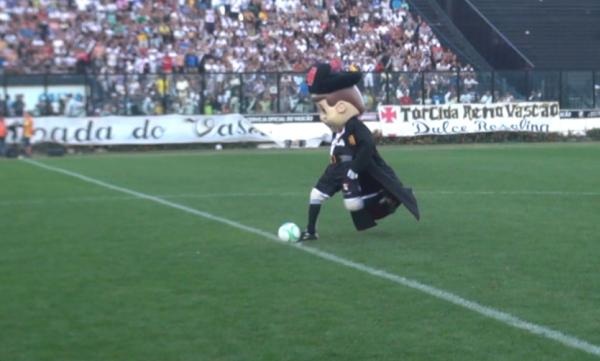 Mascote vascano tambm agitou a ao