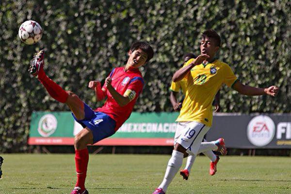 Evander marcou dois gols contra a Coria do Sul