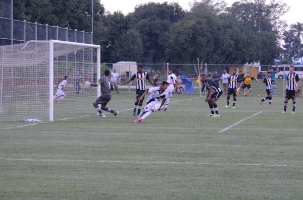 Aps grande jogada de Matheus Pet, Caio Monteiro empurrou a bola para o fundo das redes