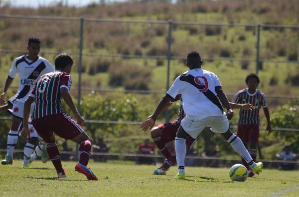 Rodrigo Coutinho (ao fundo) e J