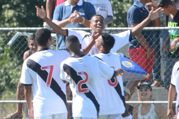 Matheus comemorou com os companheiros gol marcado na semifinal