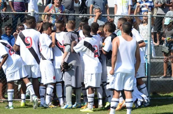 Jogadores festejaram vitria com a torcida