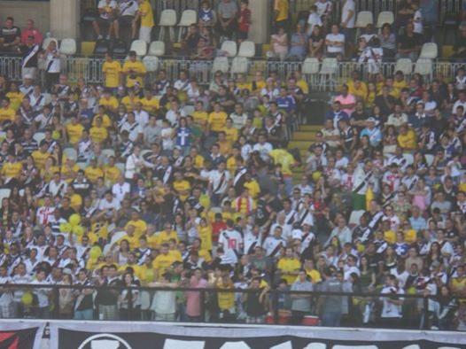 Simpatizantes da candidatura de Jlio Brant, de camisa amarela, em So Janurio