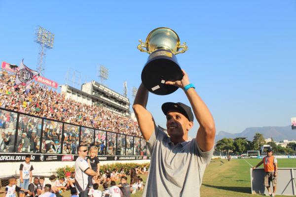 Ricardinho exibe trofu do Torneio Carioca aos vascanos
