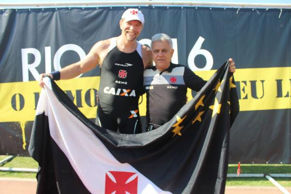 Oswaldo Kuster Neto, o Vaval, ao lado diretor Joaquim Oliveira