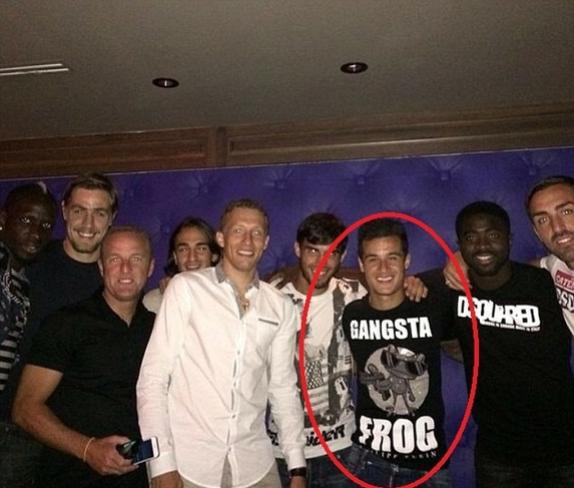 Philippe Coutinho (terceiro da direita para a esquerda) com colegas do Liverpool