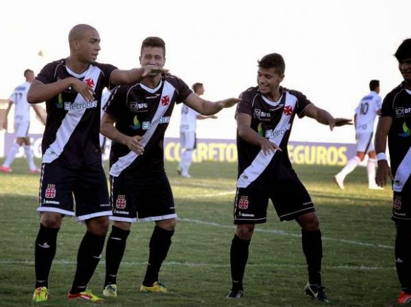 Glson,  esquerda, em partida dos juniores
