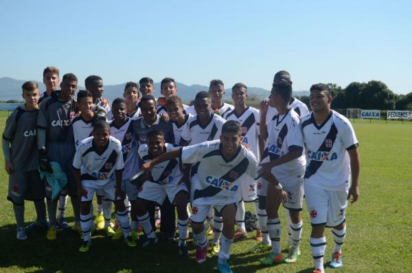 Jogadores festejam a classificao aps o trmino da partida