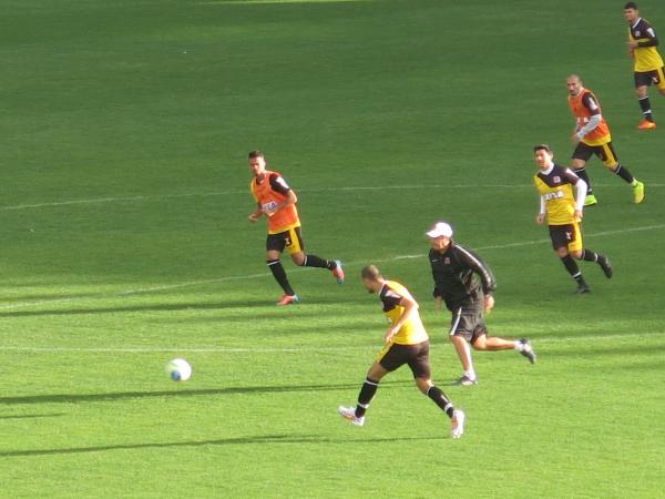 Adilson pressiona a sada de bola de Douglas Silva no treino ttico