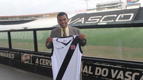 Flvio Silvestre posa com a camisa do time de Basquete
