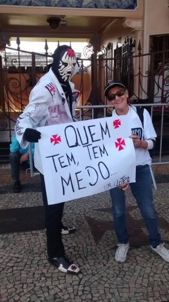 Com elei��o no Vasco adiada, torcedores levam cartaz em frente � S�o Janu�rio, sede do clube