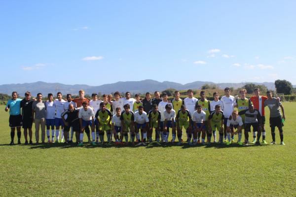 Vasco e TSF Academy posaram para foto aps o amistoso