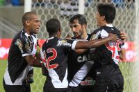Jogadores comemoram gol de Douglas