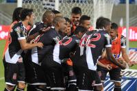 Jogadores comemoram gol de Douglas