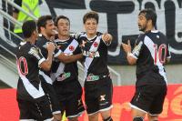 Jogadores comemoram o gol de Kleber