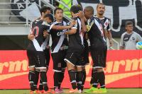 Jogadores comemoram o gol de Kleber