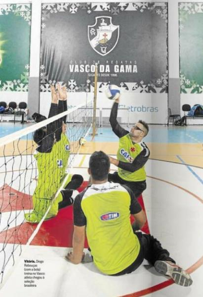 Vitria. Diogo Rebouas (com a bola) treina no Vasco: atleta chegou  seleo brasileira