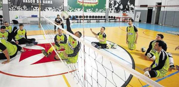 Em quadra. Jogadores batem bola no Vasco, nico clube da cidade onde se pode praticar a modalidade; a outra equipe  de Niteri