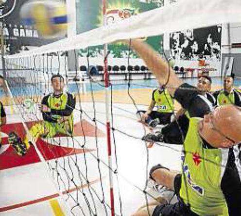 Na rede. Pela regra, no  permitido ao atleta tirar os quadris do cho