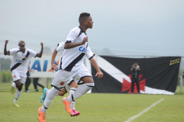 Jackson Neneca festeja gol marcado no tempo normal