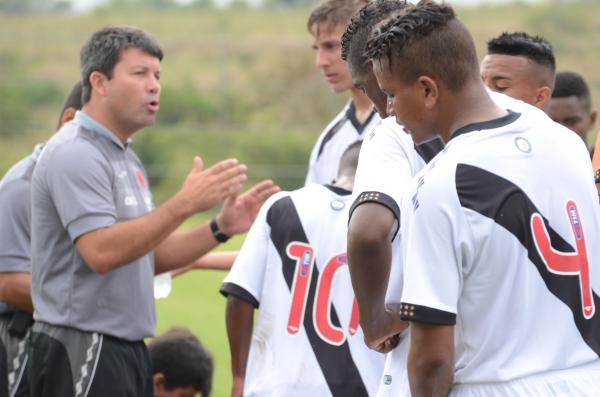 Fernando China orienta elenco sub-15