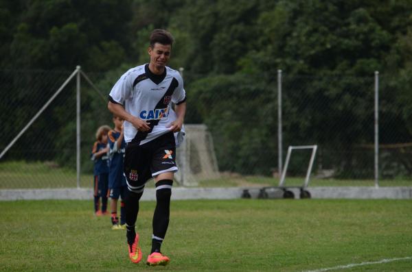 Bruno Cosendey chorou aps empurrar a bola para o fundo das redes