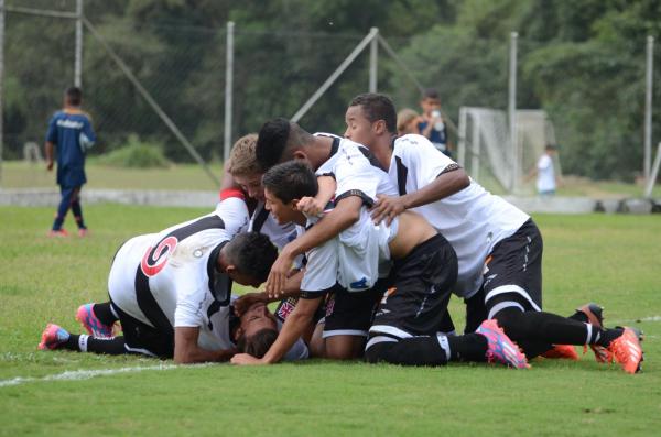 Jogadores vascanos festejam gol marcado por Bruno Cosendey