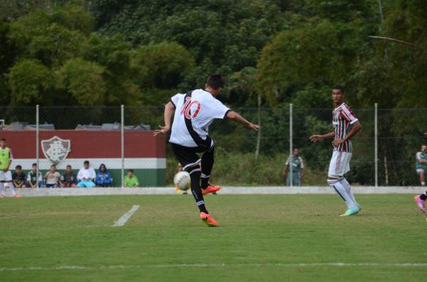 Bruno Cosendey aproveita cruzamento de Marquinhos para marcar