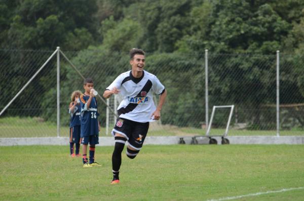 A alegria de Bruno Cosendey aps anotar o gol vascano