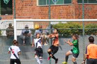 Goleira Mayara fazendo uma boa defesa