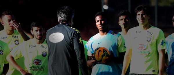 Com a bola nas mos, Thalles ouve as orientaes de Gallo durante o treino da seleo sub-20