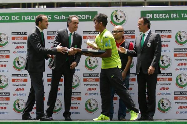 Evander recebendo a 'Chuteira de Ouro' da Copa das Naes