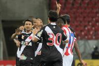 Jogadores comemoram gol de Dakson