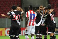 Jogadores comemoram gol de Dakson