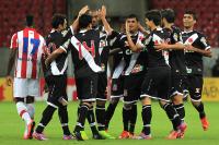 Jogadores comemoram gol de Dakson