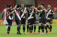 Jogadores comemoram gol de Dakson