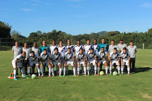 Time sub-20 antes de partida pelo Estadual