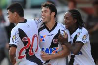 Jogadores comemoram gol de Kleber