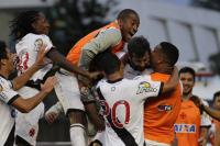 Jogadores comemoram gol de Douglas