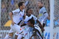 Jogadores comemoram gol de Kleber