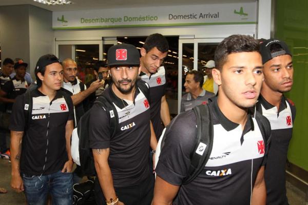 Elenco do Vasco durante o desembarque em Braslia