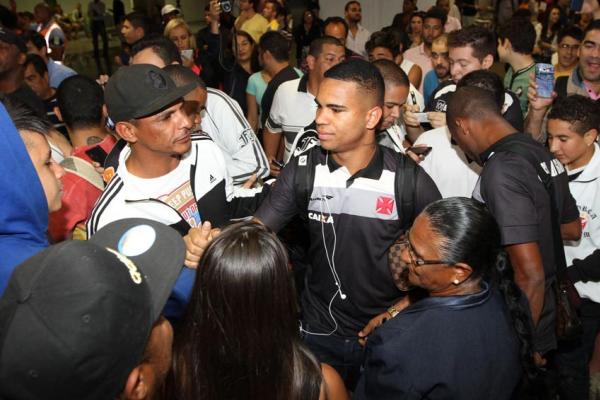 Jhon Cley recebendo o carinho dos vascanos