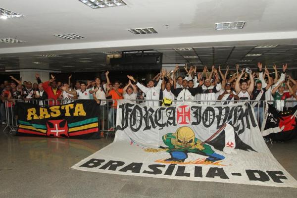 Torcida vascana lotou o aeroporto em Braslia