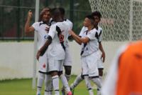 Jogadores festejam gol marcado por Hugo Borges