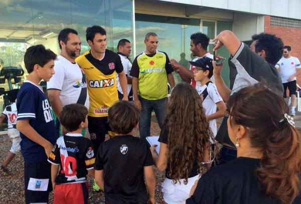 Kleber Gladiador foi um dos mais assediados pelos torcedores durante o treino em Braslia