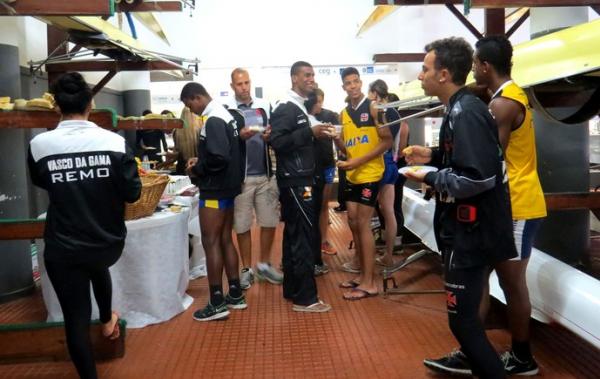 Equipe de remo do Vasco celebra aniversrio do clube