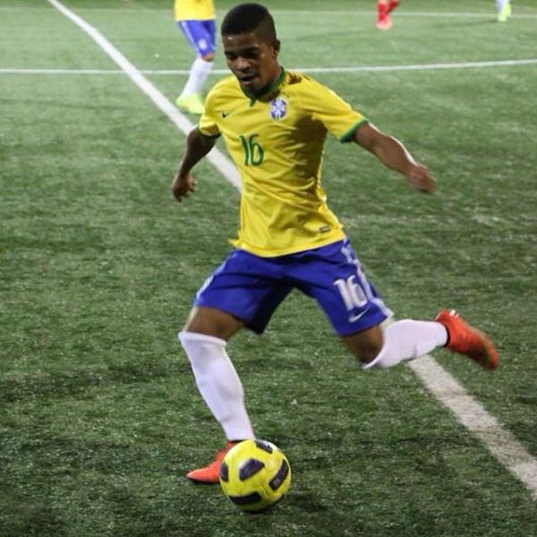 Lorran com a camisa da Seleo Brasileira